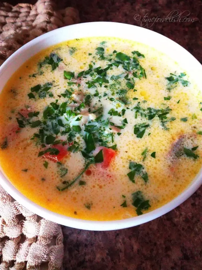 Sour Cream Garlic Chicken Soup (Radauteana)
