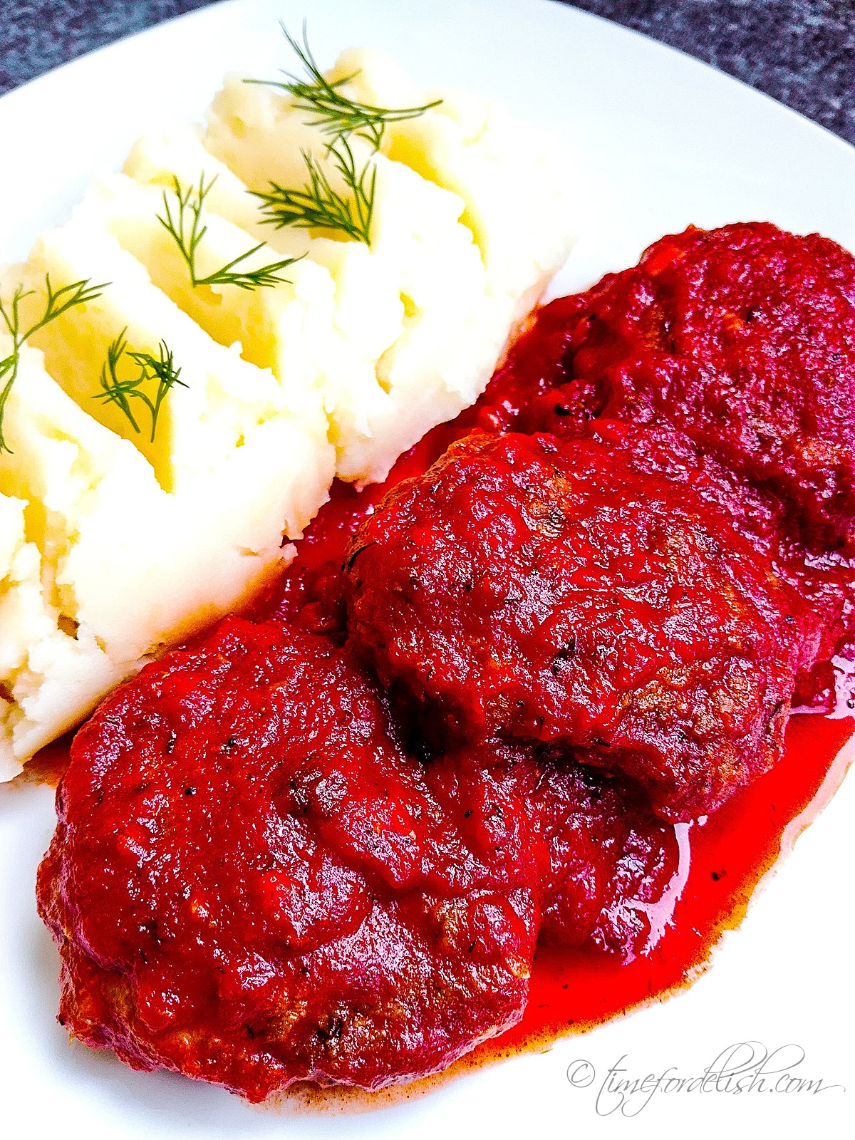 meatballs with tomato sauce and mashed potatoes